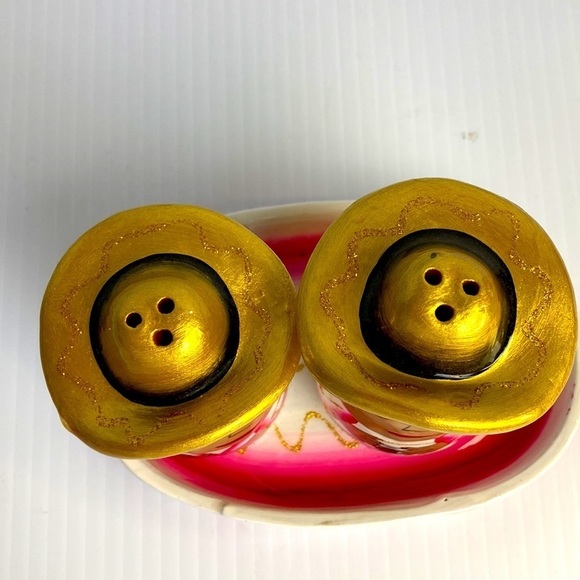 Senor and Senorita salt and pepper kitchy - Picture 3 of 4